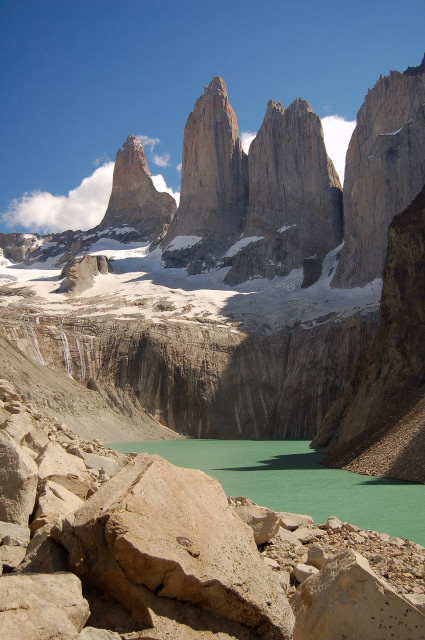 08-chile-torres-del-paine-towers-lake-sunny